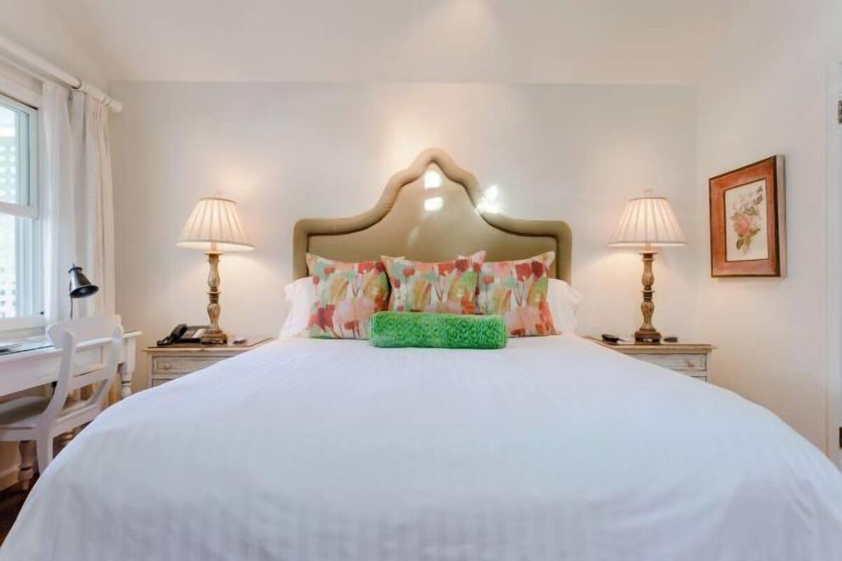 Premium bedding, in-room safe, desk, laptop workspace