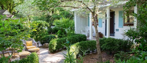 Cottage Luxe, 1 trĂšs grand lit | Vue sur le jardin