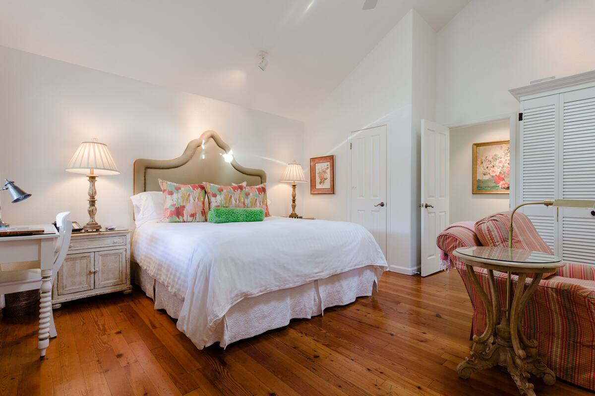 Premium bedding, in-room safe, desk, laptop workspace