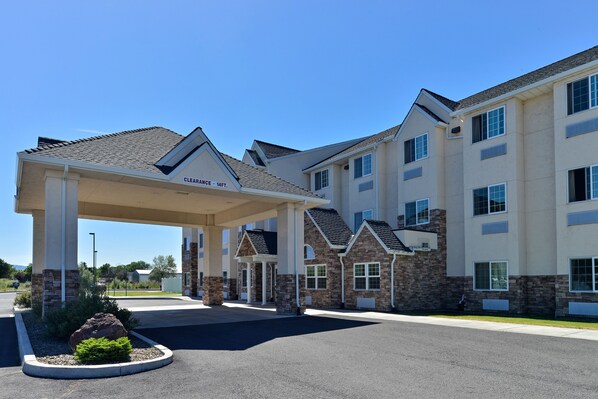 Property entrance - Microtel Inn & Suites by Wyndham Klamath Falls (Klamath Falls)