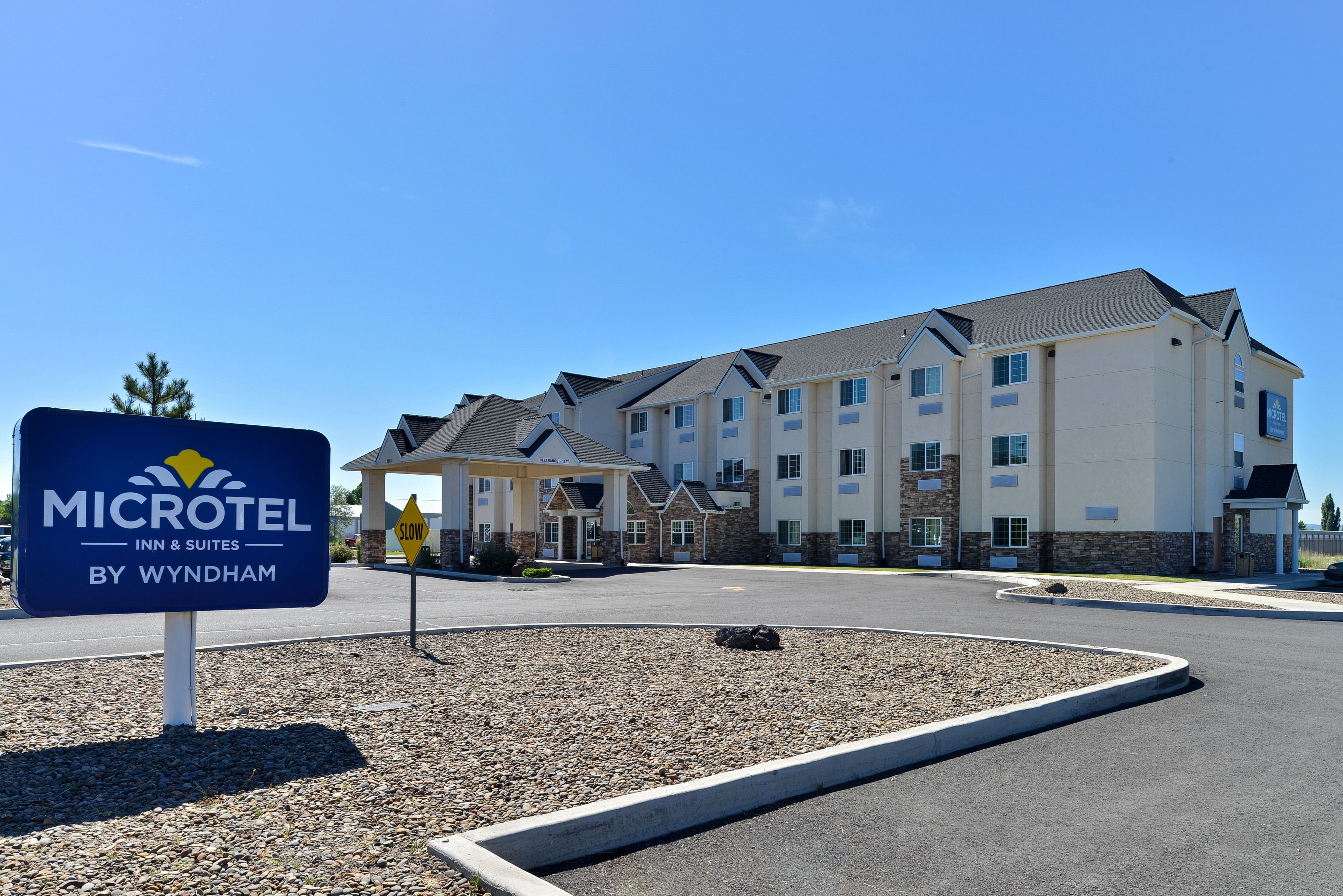 Een gebouw van Microtel Inn & Suites, met een bord waarop de naam en het merk staan.