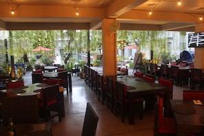 Frühstück, Mittagessen, indonesische Küche, Blick auf den Pool