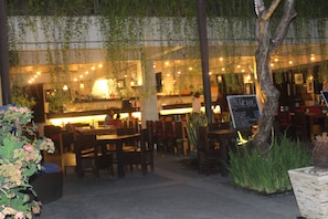 Frühstück, Mittagessen, indonesische Küche, Blick auf den Pool