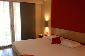 Premium bedding, pillowtop beds, in-room safe - The Oasis Kuta (Kuta)