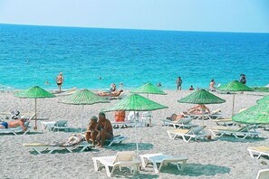 Privatstrand in der Nähe, Liegestühle, Sonnenschirme, Volleyball