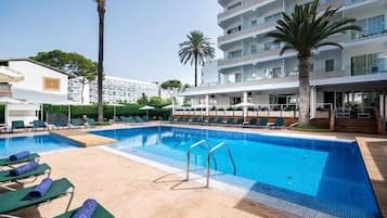 Utomhuspool, parasoller och solstolar