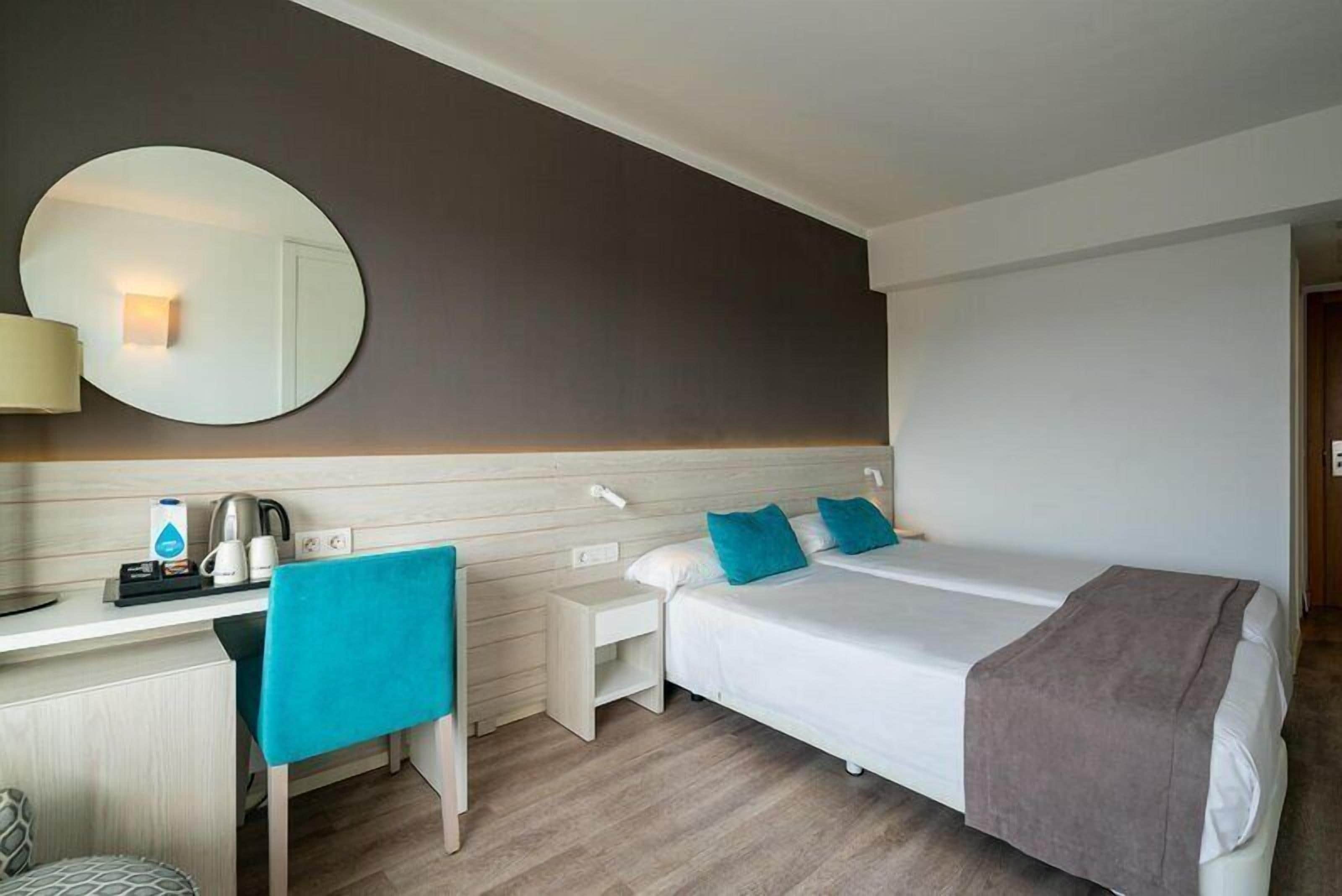 Escritorio, cortinas blackout, wifi gratis y ropa de cama 