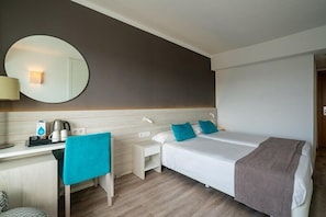 Escritorio, cortinas opacas, wifi gratis y ropa de cama