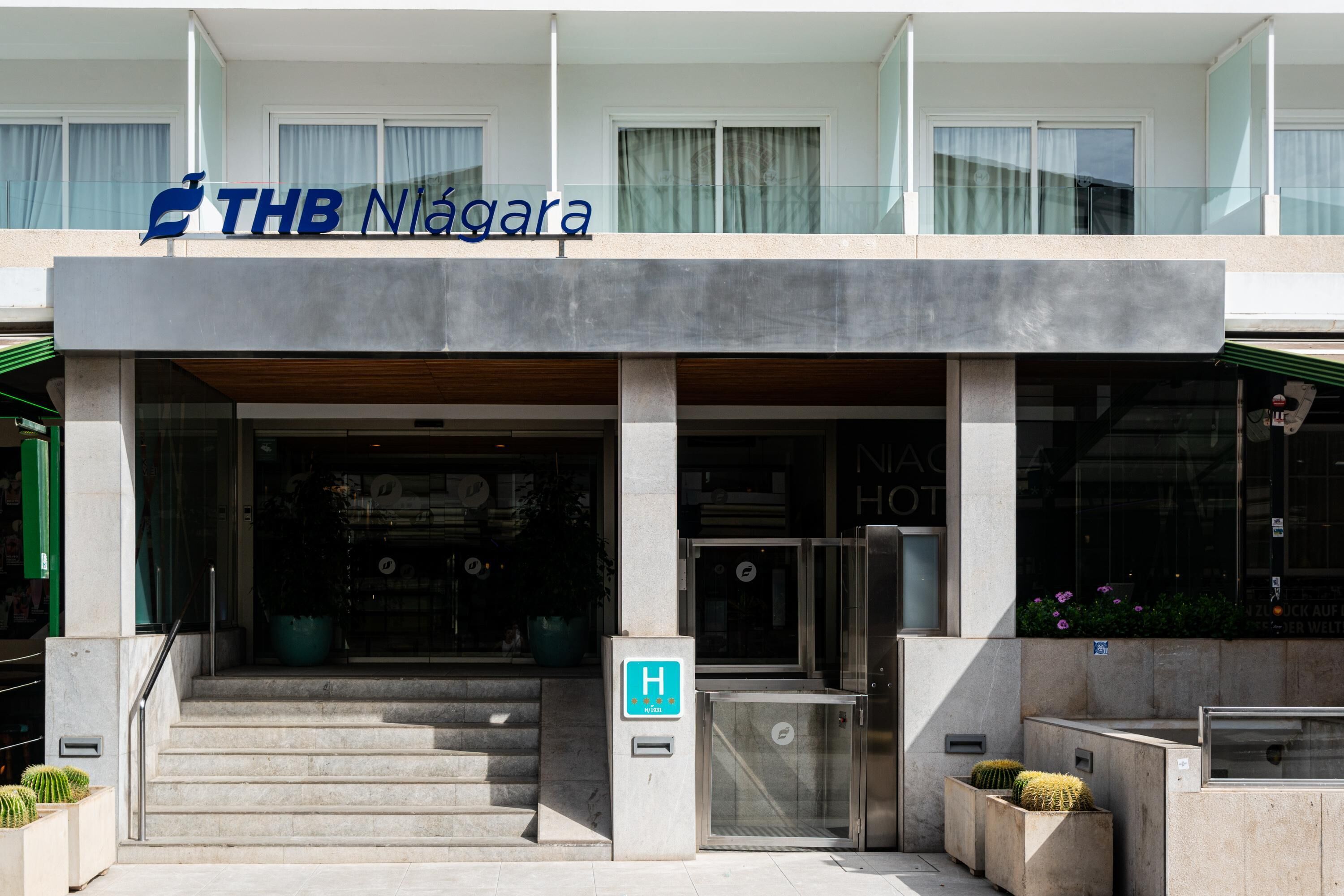 En hotellentrédörr med en skylt som visar texten ”THB Niagara”.
