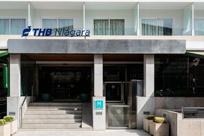Ein Hotel Eingang mit einem Schild, auf dem 'THB Niagara' steht.