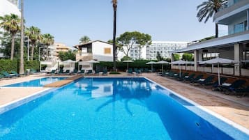 Utomhuspool, parasoller och solstolar