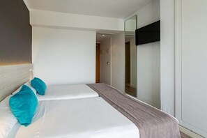 Escritorio, cortinas opacas, wifi gratis y ropa de cama