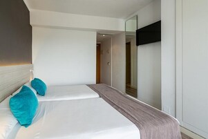Escritorio, cortinas blackout, wifi gratis y ropa de cama
