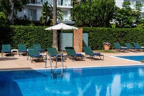 A swimming pool with lounge chairs and a sun umbrella. - Hotel THB Niagara - Adults Only (Palma de Mallorca)