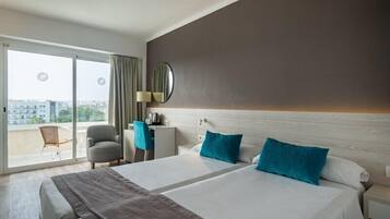 Escritorio, cortinas blackout, wifi gratis y ropa de cama