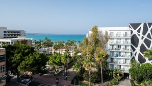 Un hotel costero con vistas al mar, que presenta arquitectura moderna y un jardín ajardinado.
