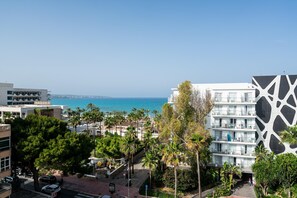 Un hotel costero con vistas al mar, que presenta arquitectura moderna y un jardín ajardinado.