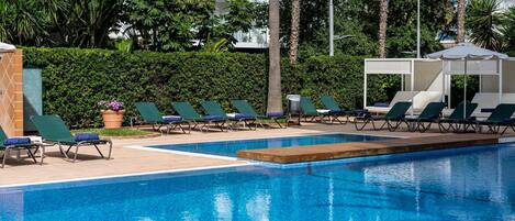 Outdoor pool, pool umbrellas, sun loungers