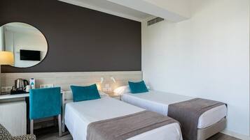 Escritorio, cortinas blackout, wifi gratis y ropa de cama