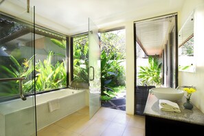 Bungalow | Baño | Artículos de higiene personal gratuitos, secador de pelo y zapatillas