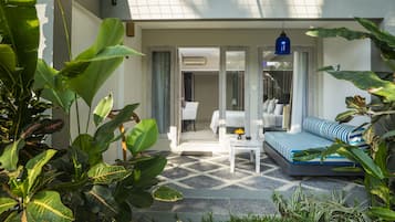 Seprai premium, minibar, brankas, dan meja kerja