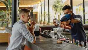 Un espace bar au design moderne, comprenant un comptoir et des tabourets.