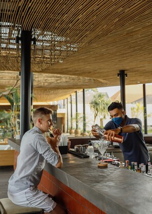 3 restaurantes, se sirve almuerzo 