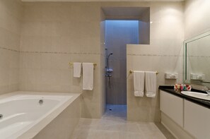 Suite Sénior, 1 très grand lit | Salle de bain