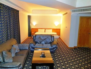 Suite estudio junior, 1 habitación, vistas parciales al mar | Ropa de cama hipoalergénica y edredones de plumas