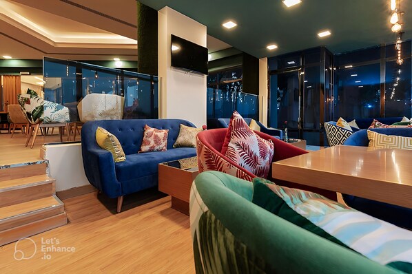 3 restaurants, breakfast served - Phoenicia Tower Hotel (Manama)