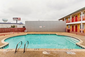Outdoor pool - OYO Hotel San Antonio Lackland near Seaworld (San Antonio)