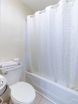 Habitación, 1 cama King size | Baño | Amenidades de baño gratuitas y toallas 