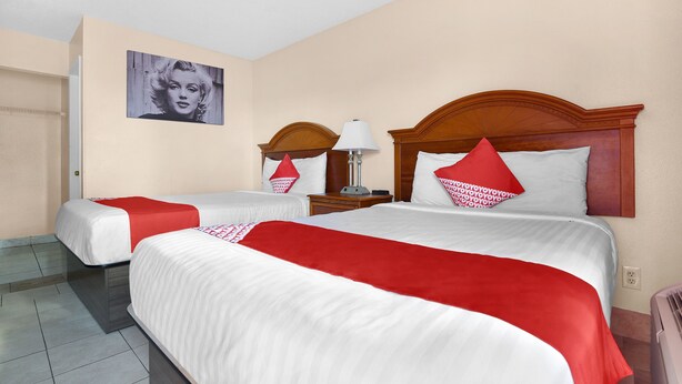 Kamar, 2 Tempat Tidur Double | Meja kerja dan seprai linen