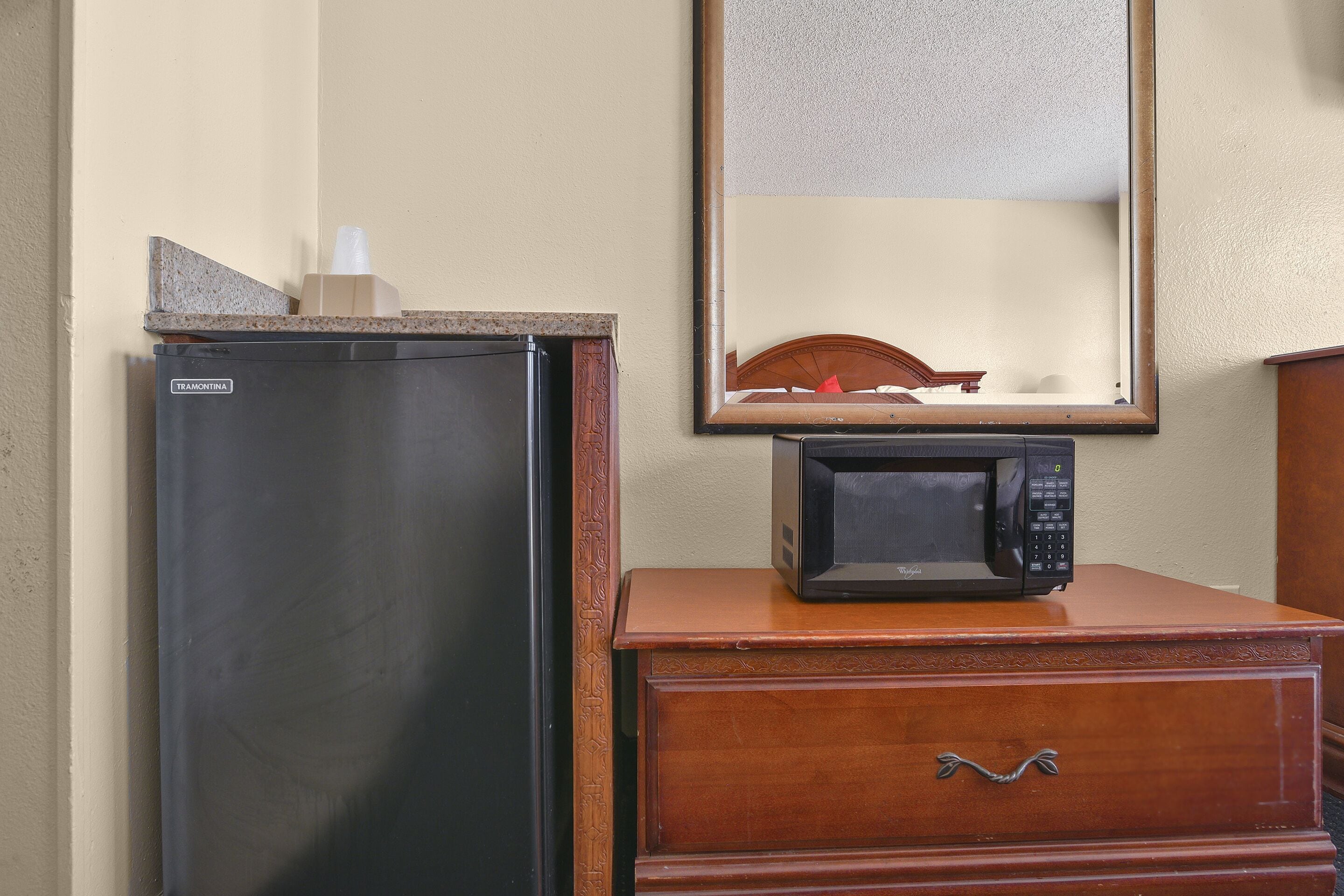 Room, 1 King Bed | Room amenity