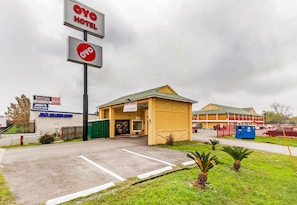 Property entrance - OYO Hotel San Antonio Lackland near Seaworld (San Antonio)