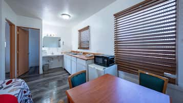 Room, Multiple Beds, Kitchenette | Private kitchenette