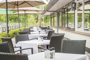 Petit déjeuner, déjeuner et dîner servis sur place