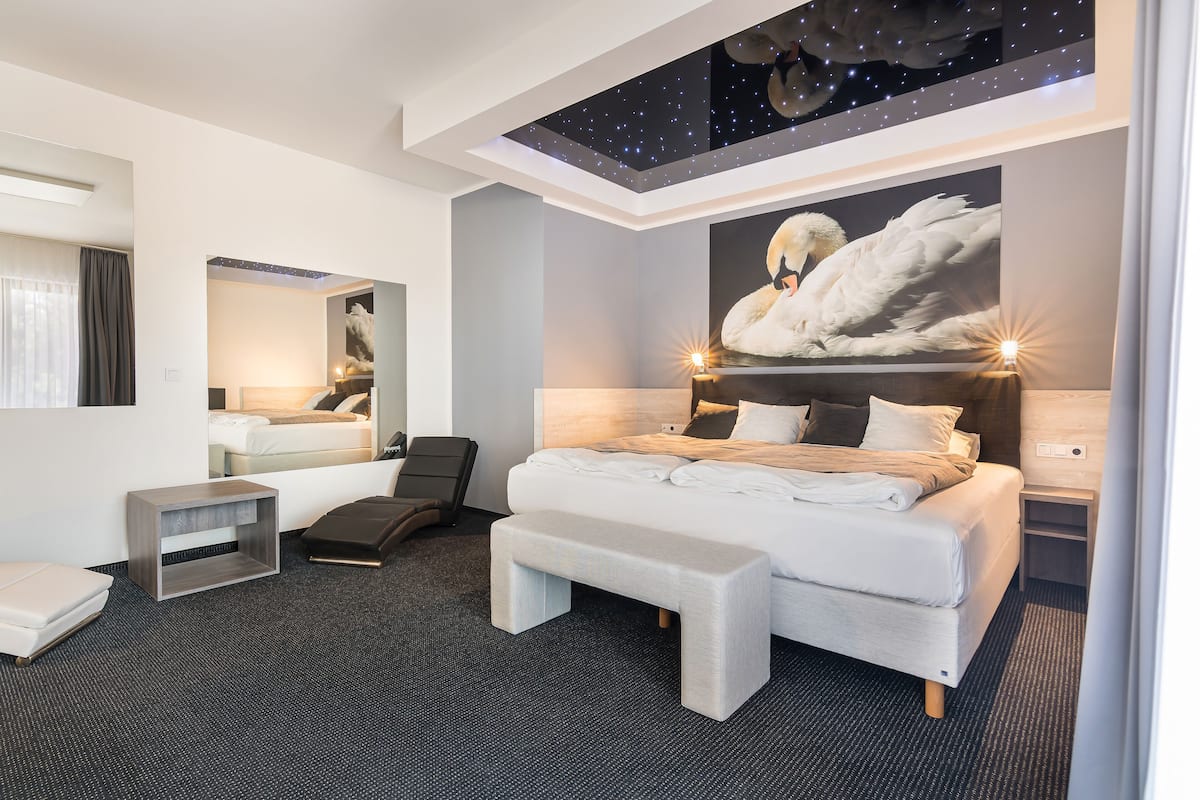 Luxe kamer | Een bureau, een laptopwerkplek, verduisterende gordijnen