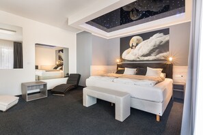 Luxury Room | Desk, laptop workspace, blackout drapes, soundproofing - Hotel Atlantis (Rozdrojovice)