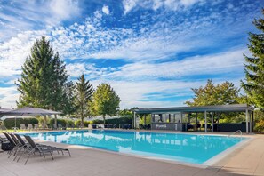 Escritorio, espacio para trabajar con laptop y cortinas blackout 