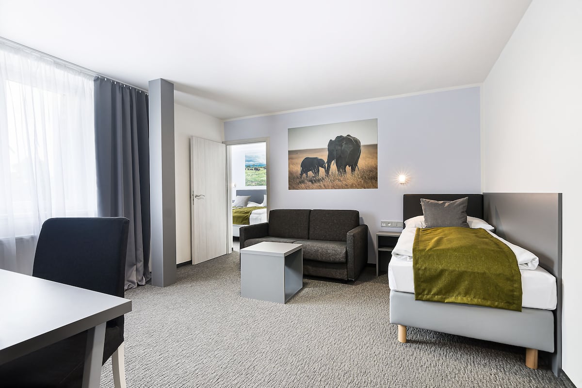 Familie suite, 2 slaapkamers (Plus) | Een bureau, een laptopwerkplek, verduisterende gordijnen