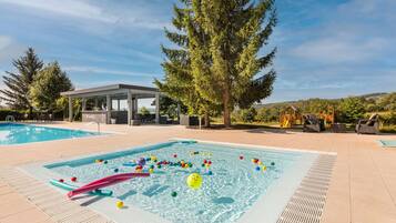 Seasonal outdoor pool, open 8 AM to 7 PM, pool umbrellas, pool loungers