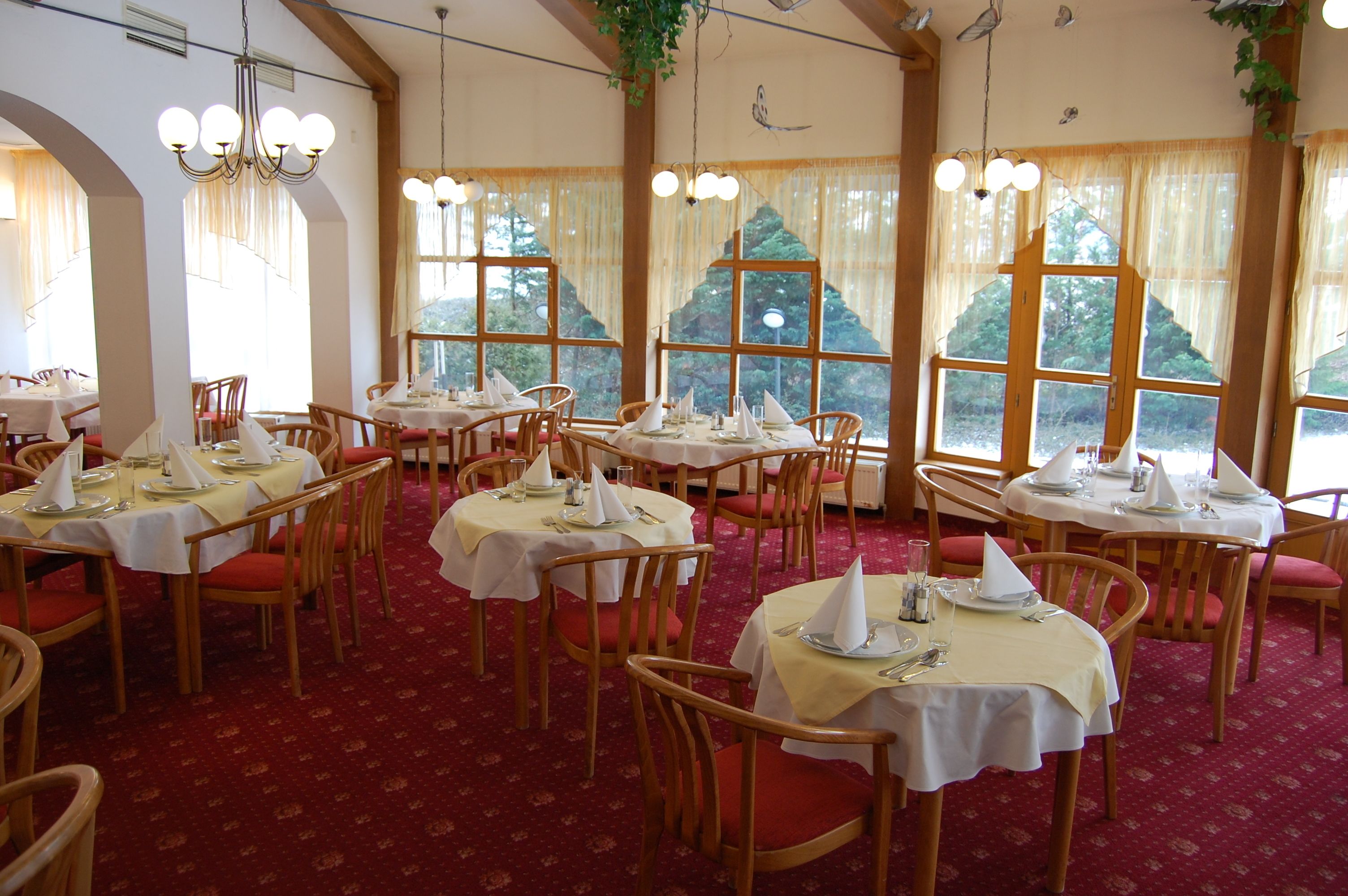 2 restaurants, breakfast, lunch, dinner served; international cuisine