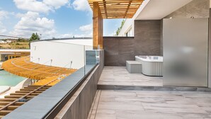 Une terrasse extérieure moderne dotée d’une piscine, d’une pergola en bois et d’un espace dédié au spa.