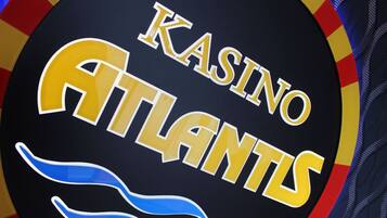 Un logotipo con el texto 'KASINO ATLÁNTIS'.