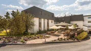 Lunch, dinner, brunch served; international cuisine