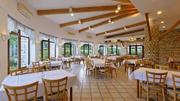 Lunch, dinner, brunch served; international cuisine