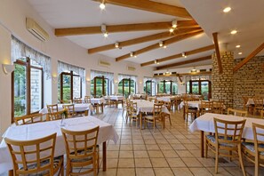 Se sirven almuerzos, cenas y brunches; cocina internacional