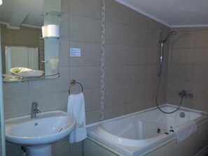 Chambre supérieure double | Salle de bain | Articles de toilette (gratuits), séchoir à cheveux, serviettes fournies