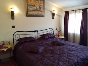 ميني بار وخزنة داخل الغرفة ومكواة/لوح كي وواي فاي مجانًا